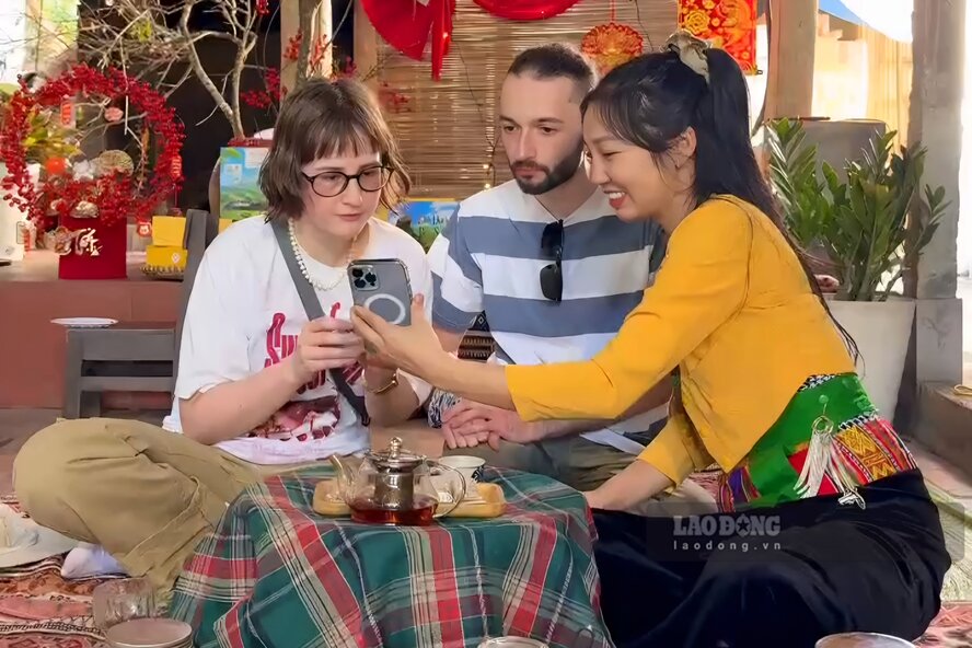 Du khach nuoc ngoai thich thu trai nghiem qua trinh dong bao dan toc Muong sao che truyen thong. Anh: To Cong.