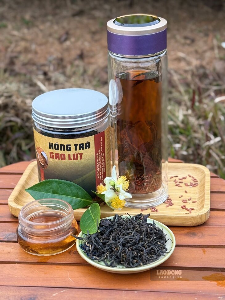 Hong tra la san pham dang duoc khach du lich ua chuong. Anh: To Cong.