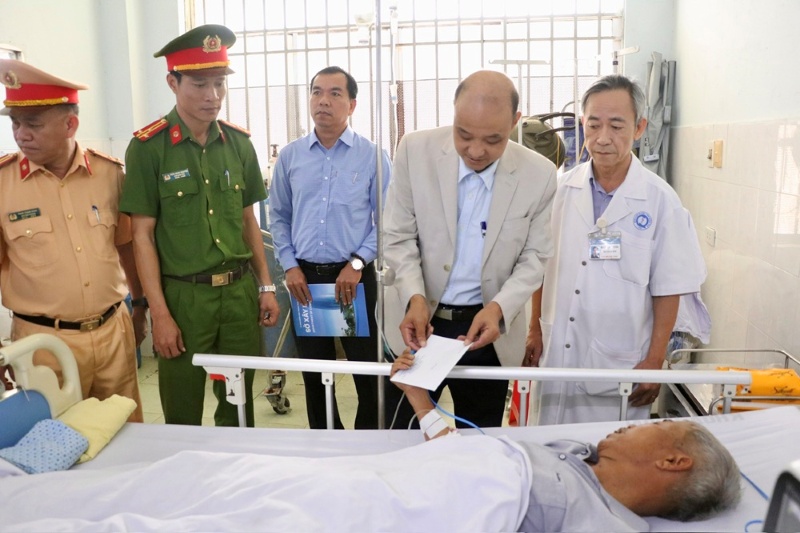 Lanh dao Da Nang tham, dong vien nan nhan vu tai nan giao thong, dang dieu tri tai Benh vien Da khoa Quang Nam. Anh: Truong An