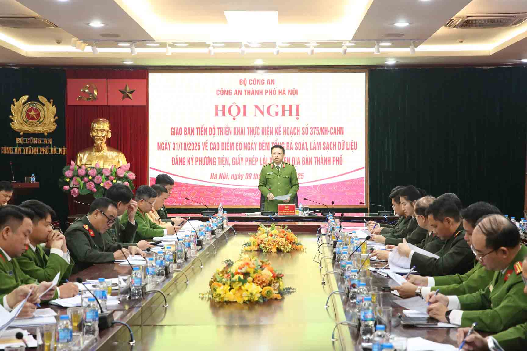 Major General Nguyen Hong Ky - Deputy Director of CATP delivered a concluding speech at the Conference on the progress of the implementation of Plan No. 375 dated October 31, 2025 on a peak of 60 days and nights of general review and cleaning of vehicle registration and driving license data. Photo: Hanoi Police