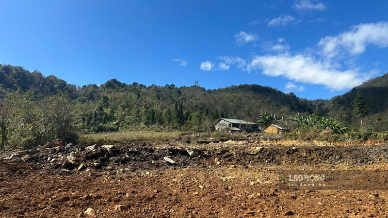 Cac don vi thuong xuyen phoi hop, tuyen truyen de giai phong mat bang phuc vu thi cong du an o xa bien gioi Y Ty. Anh: Dinh Dai