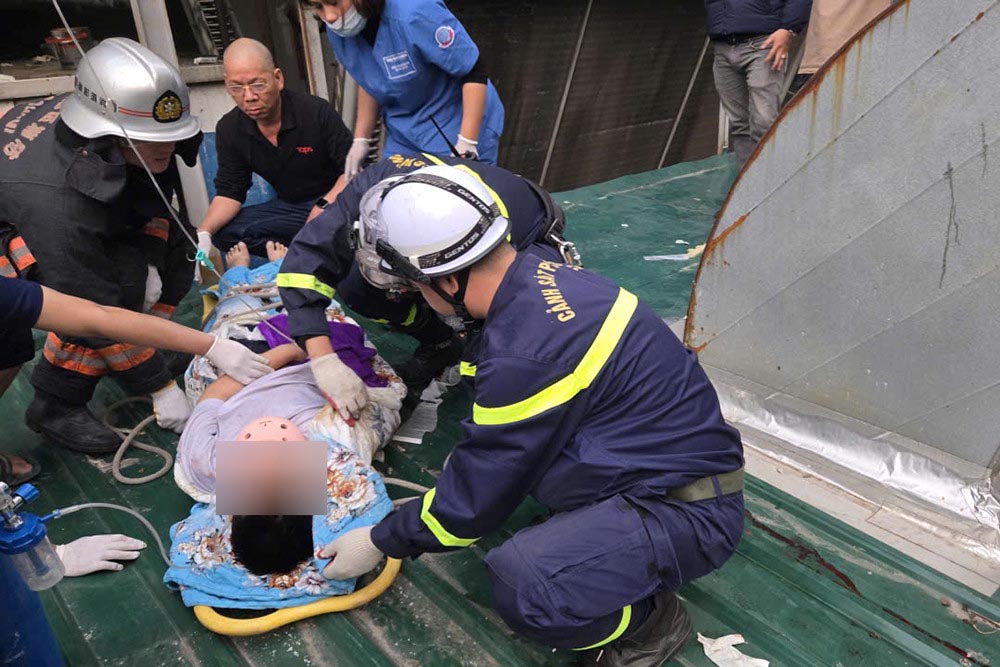 The Hanoi Fire Prevention and Rescue Police force approached the child. Photo: Provided by the police