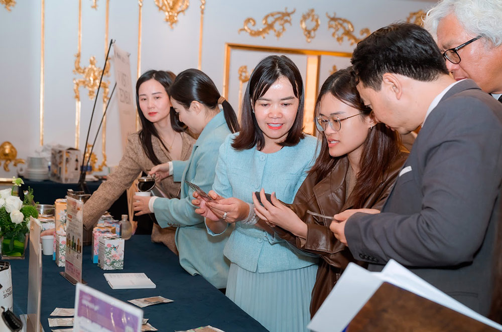 Trong chuong trinh xuc tien thi truong tai Viet Nam, Quy Van hoa va Du lich Jeonbuk cung gioi thieu dinh huong quang ba trong thoi gian toi, theo mo hinh ket hop truc tuyen - truc tiep. Anh: Hoa Vu