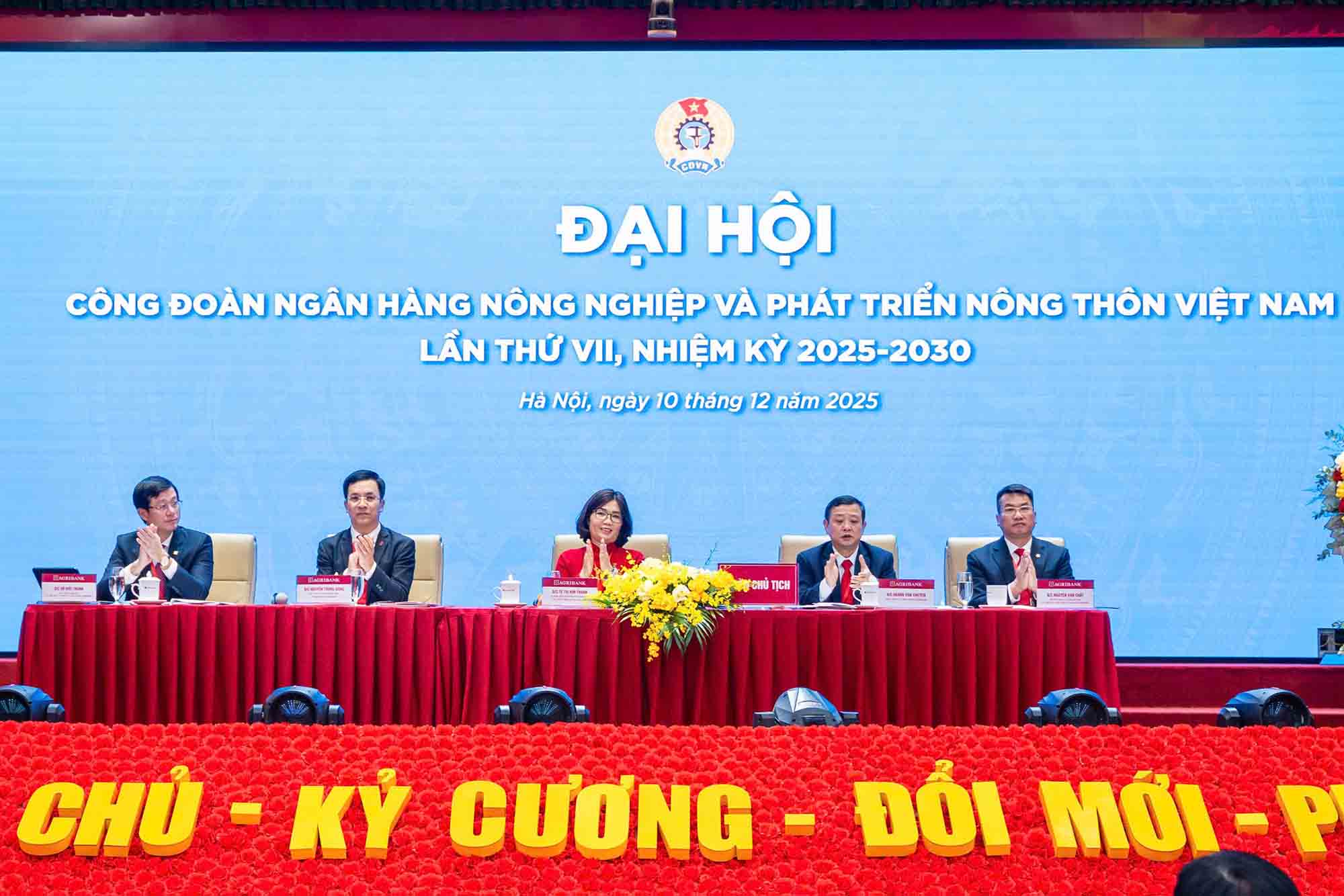 The 7th Agribank Trade Union Congress, term 2025 - 2030, sets goals, including admitting 100% of qualified workers to the Trade Union every year. Photo: Huu Chanh