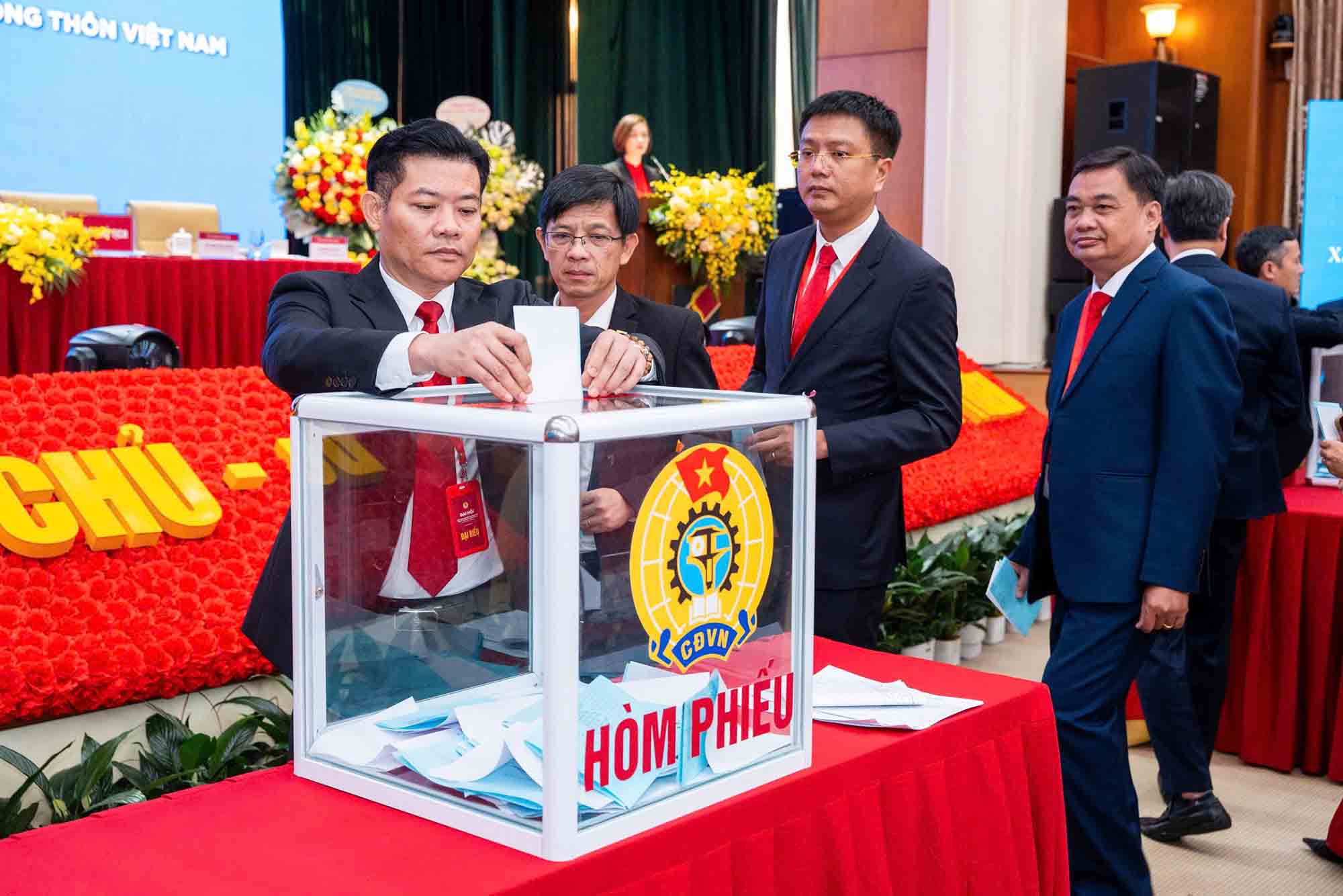 Cac dai bieu thuc hien bau cu tai Dai hoi. Anh: Huu Chanh