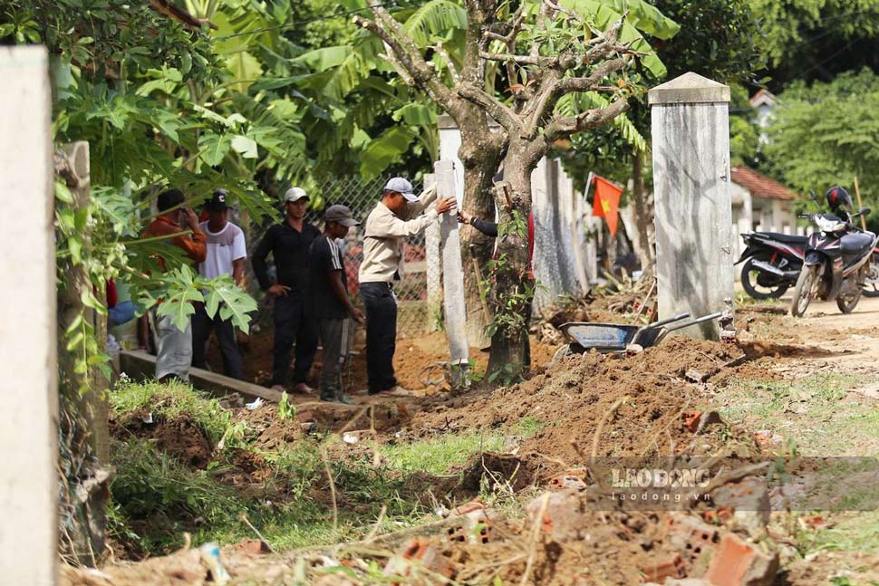 Nguoi dan lang Canh Tien hien dat mo duong. Anh: Hoai Phuong