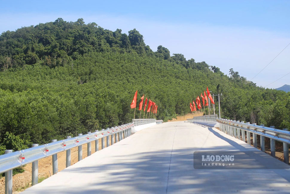 Duong be tong moi khang trang dan vao lang Canh Tien, xa Canh Vinh. Anh: Hoai Phuong