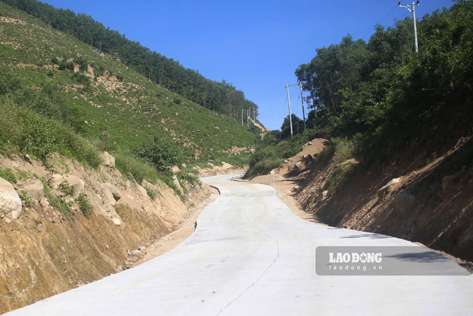 Doi song ngoi dan lang Canh Tien thay doi ro ret khi duong duoc mo, dien duoc noi. Anh: Hoai Phuong