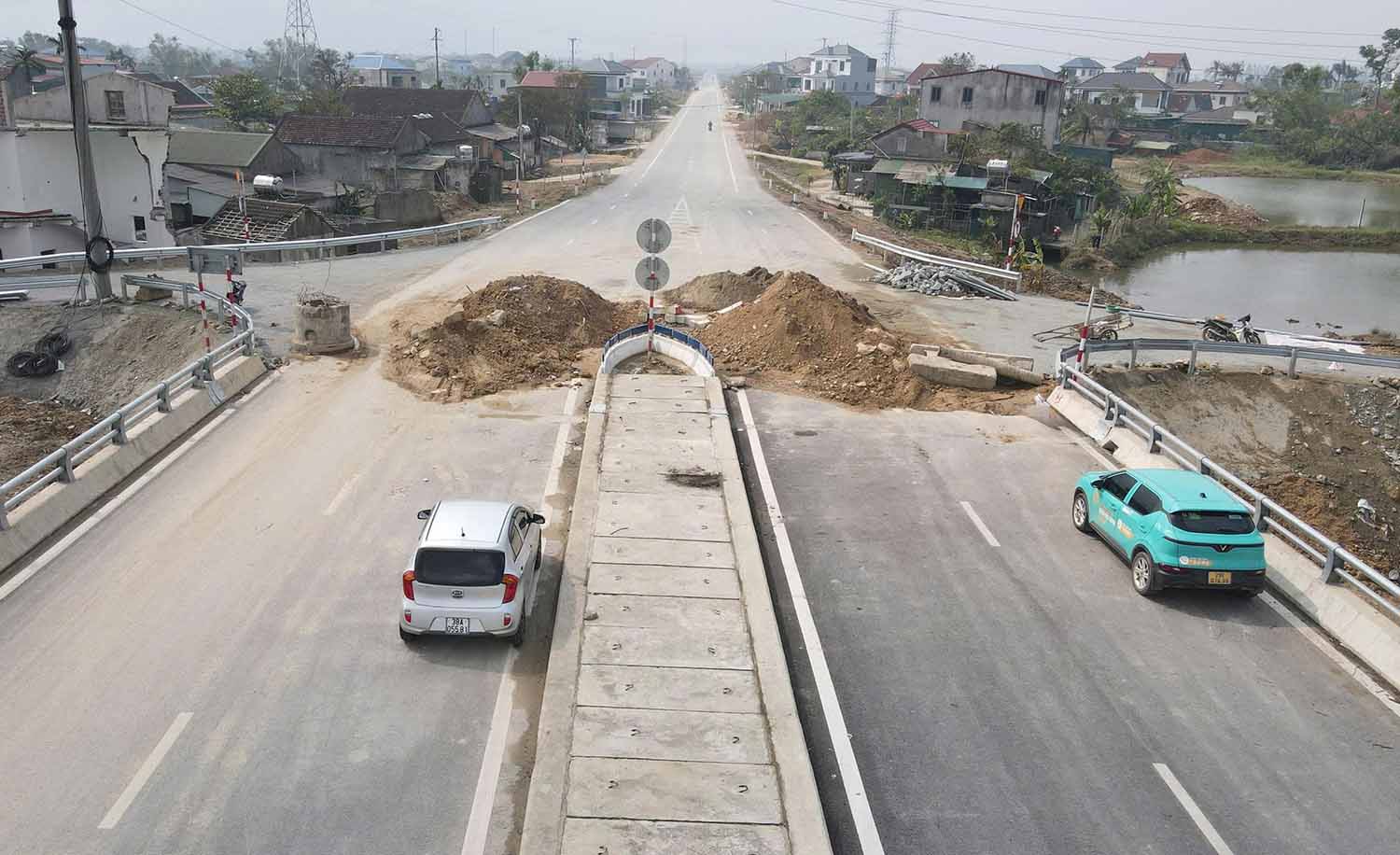 The Ngo Quyen route connecting Bai Vot - Ham Nghi Expressway is slow to complete. Photo: Tran Tuan.