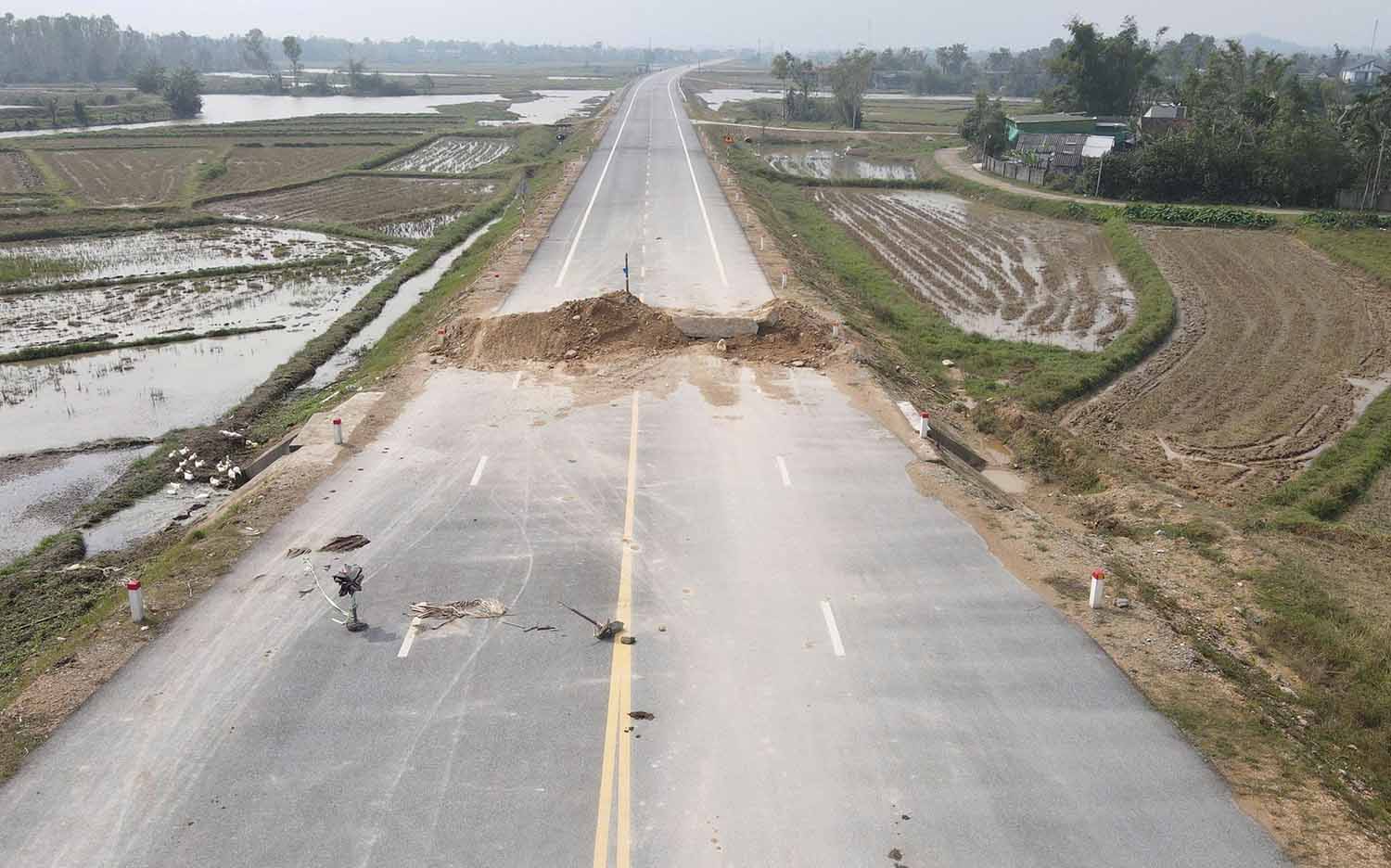 Tuyen duong song hanh cung chua thong tuyen. Anh: Tran Tuan.