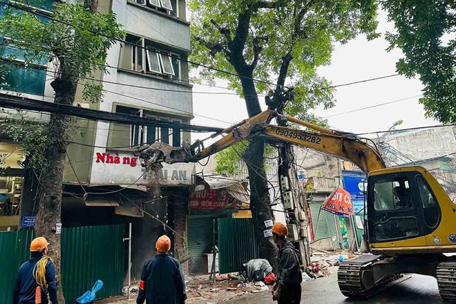 Lang Ward (Hanoi) has demolished many works to build the Ring Road 1 project, Hoang Cau - Voi Phuc section. Photo: Bao Lam