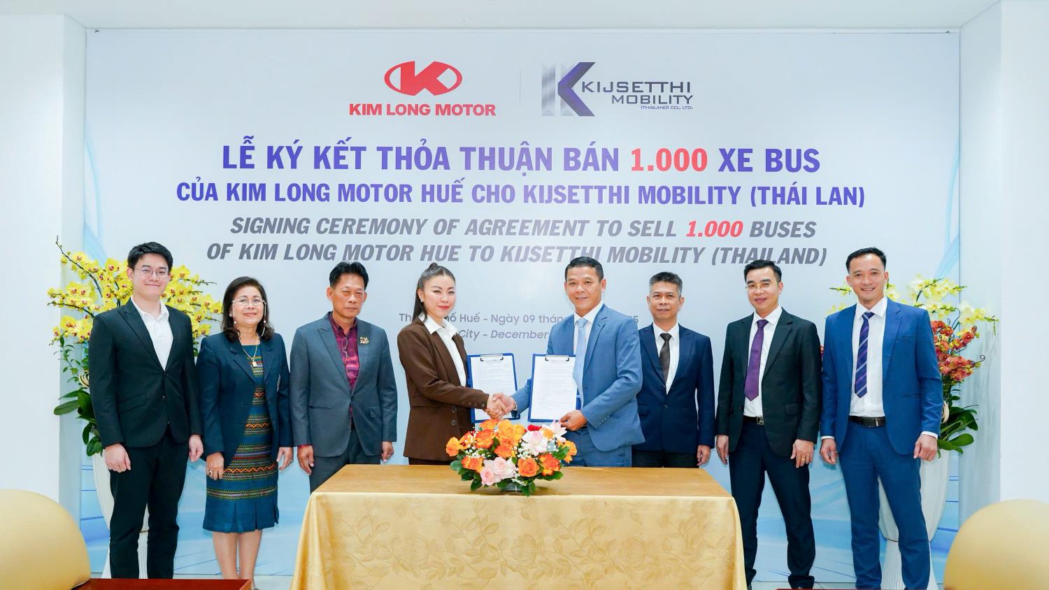 Representatives of Kim Long Motor (right) and KIJSETTHI Mobility signed the agreement. Photo: Kim Long