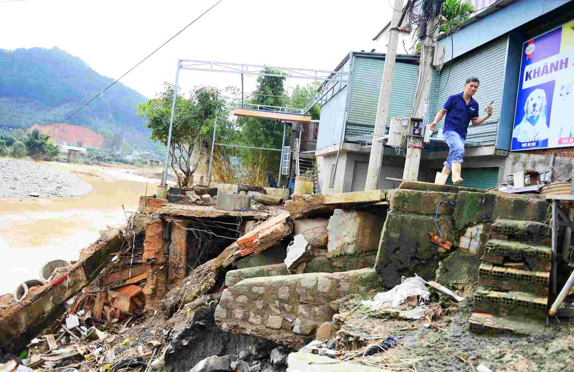 Nguyen Van Doan 씨 가족의 집은 Da Nhim 강둑 옆에 위치하고 있으며 강둑의 심각한 붕괴로 인해 바닥이 갈라져 붕괴를 기다리고 있습니다. 사진: Phuc Khanh