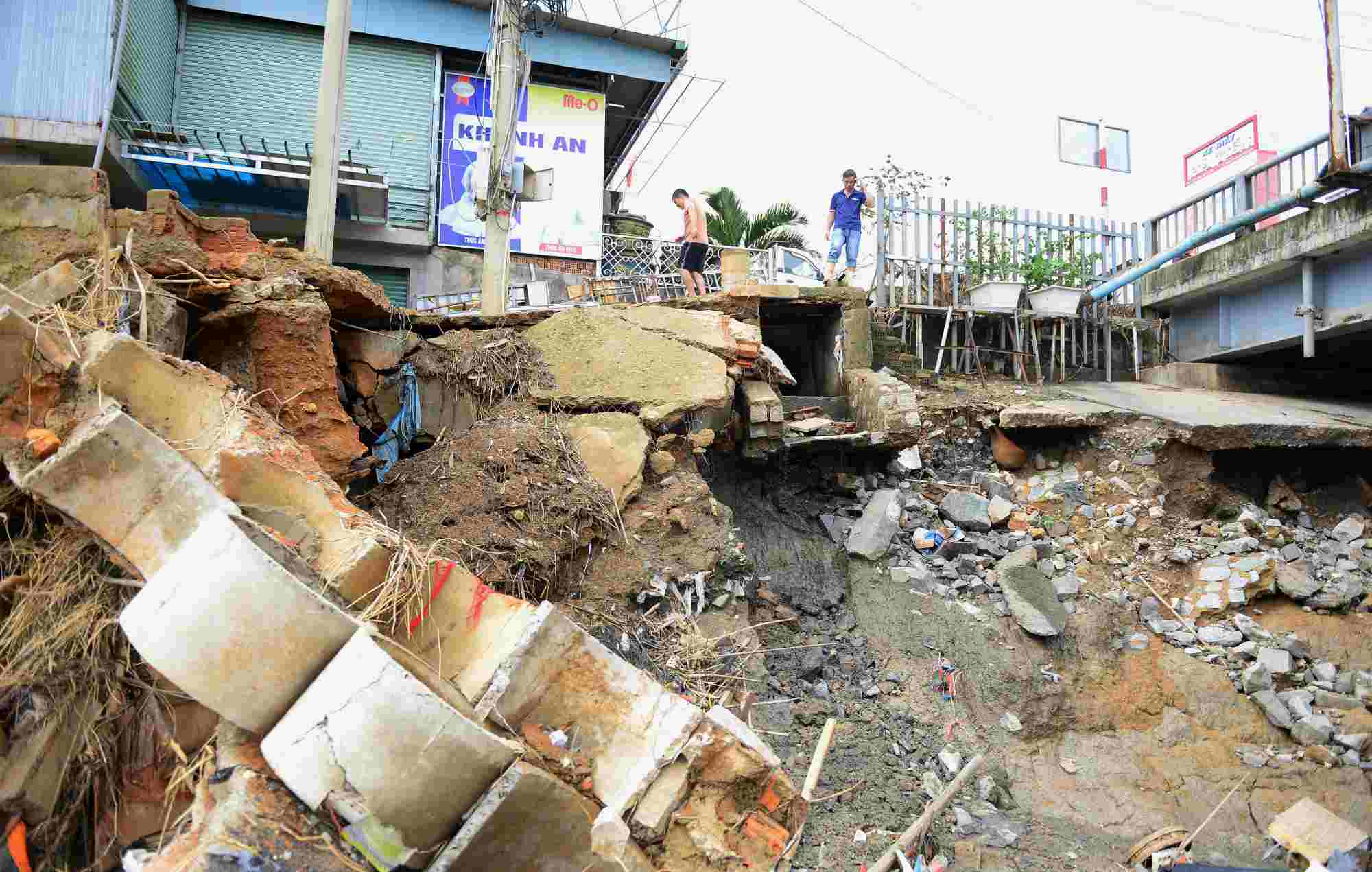 Nha cua cua nguoi dan o ha luu song Da Nhim dang cho sap do bo song sat lo ham ech ngay cang an sau. Anh: Phuc Khanh