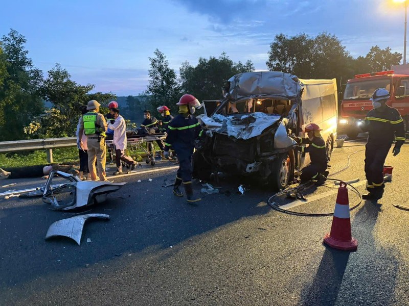The scene of the tragic accident between a passenger bus and a tractor-trailer on the Da Nang - Quang Ngai Expressway, killing 3 people and injuring 10 others. Photo: Truong An
