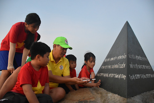 A group of young people experience conquering and reaching the easternmost point on the mainland of Vietnam. Photo: Hoai Bao