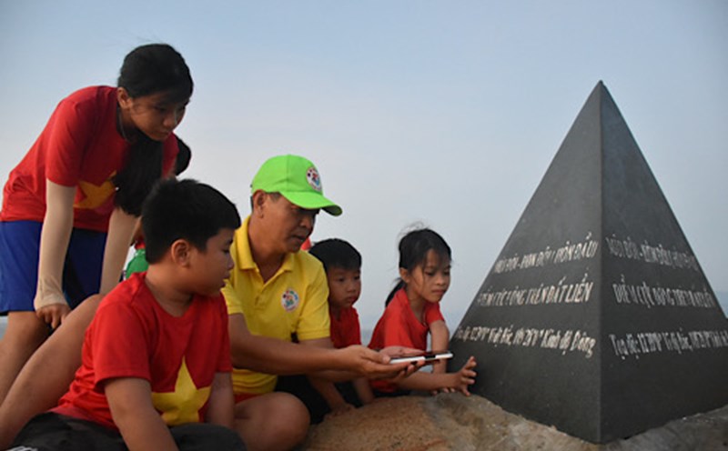 A group of young people experience conquering and reaching the easternmost point on the mainland of Vietnam. Photo: Hoai Bao