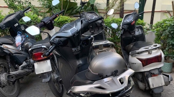 Motorbikes are required to have a left rearview mirror. Photo: Minh Hanh