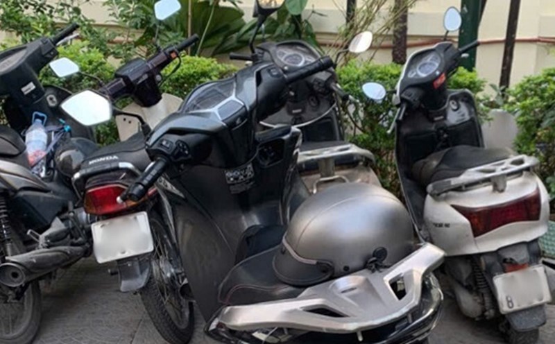 Motorbikes are required to have a left rearview mirror. Photo: Minh Hanh