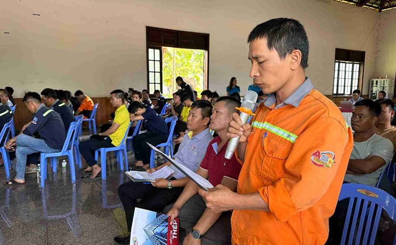 Some petitions and wishes of workers in Dak Lak were promptly resolved by the union at dialogue sessions. Photo: Bao Trung