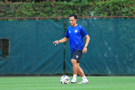 Huan luyen vien Le Duc Tuan dan dat cau lac bo SHB Da Nang. Anh: Minh Dan