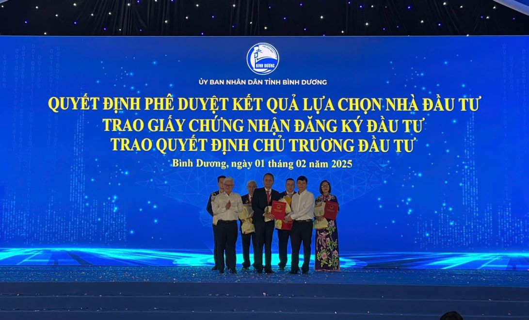 Lanh dao tinh Binh Duong trao quyet dinh chap thuan chu truong dau tu cho cac doanh nghiep. Anh: Dinh Trong