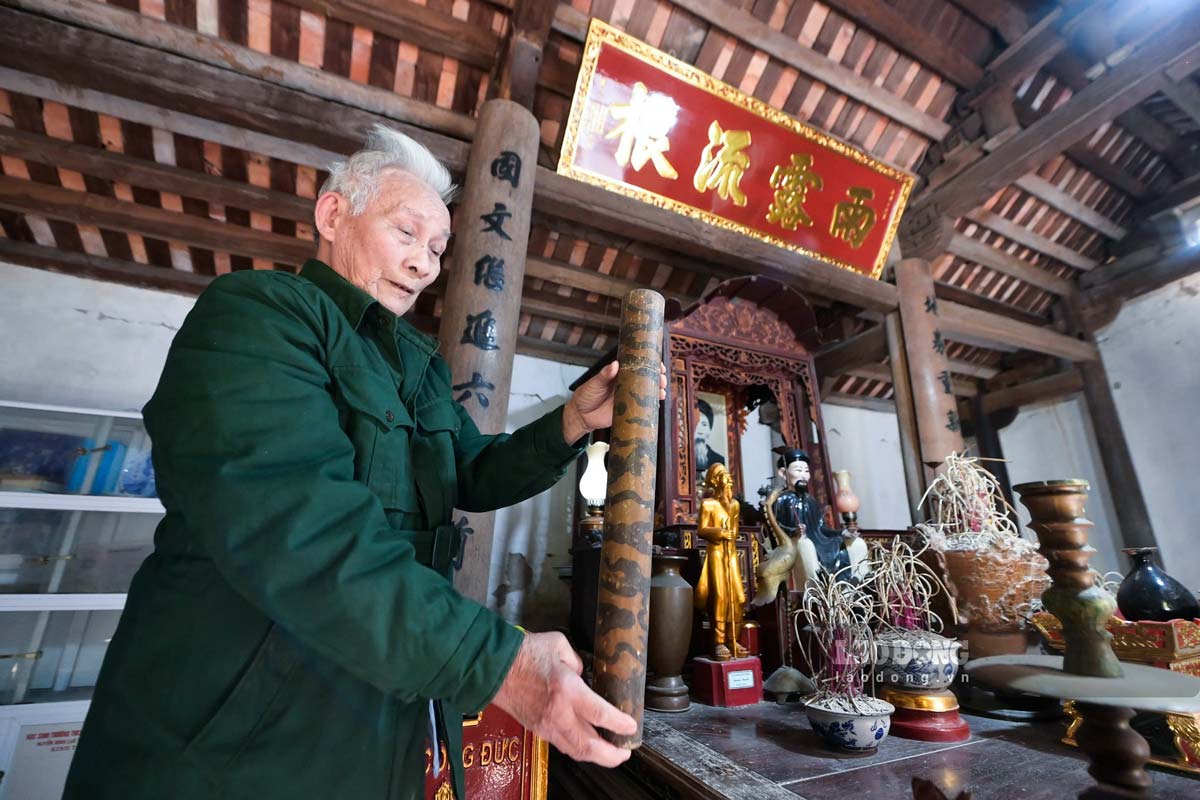 Trong khuon vien ngoi nha con luu giu, trung bay rat nhieu nhung ky vat quy hiem nhu: Mot so bo trieu phuc cua cu Nguyen Khuyen, buc tuong da tac hinh nha tho, cau doi, tam bia khac bai tho “Thu Dieu” bang nhieu thu tieng khac nhau….