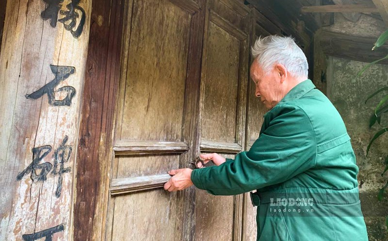 Wooden house worshiping poet Nguyen Khuyen. Photo: Luong Ha