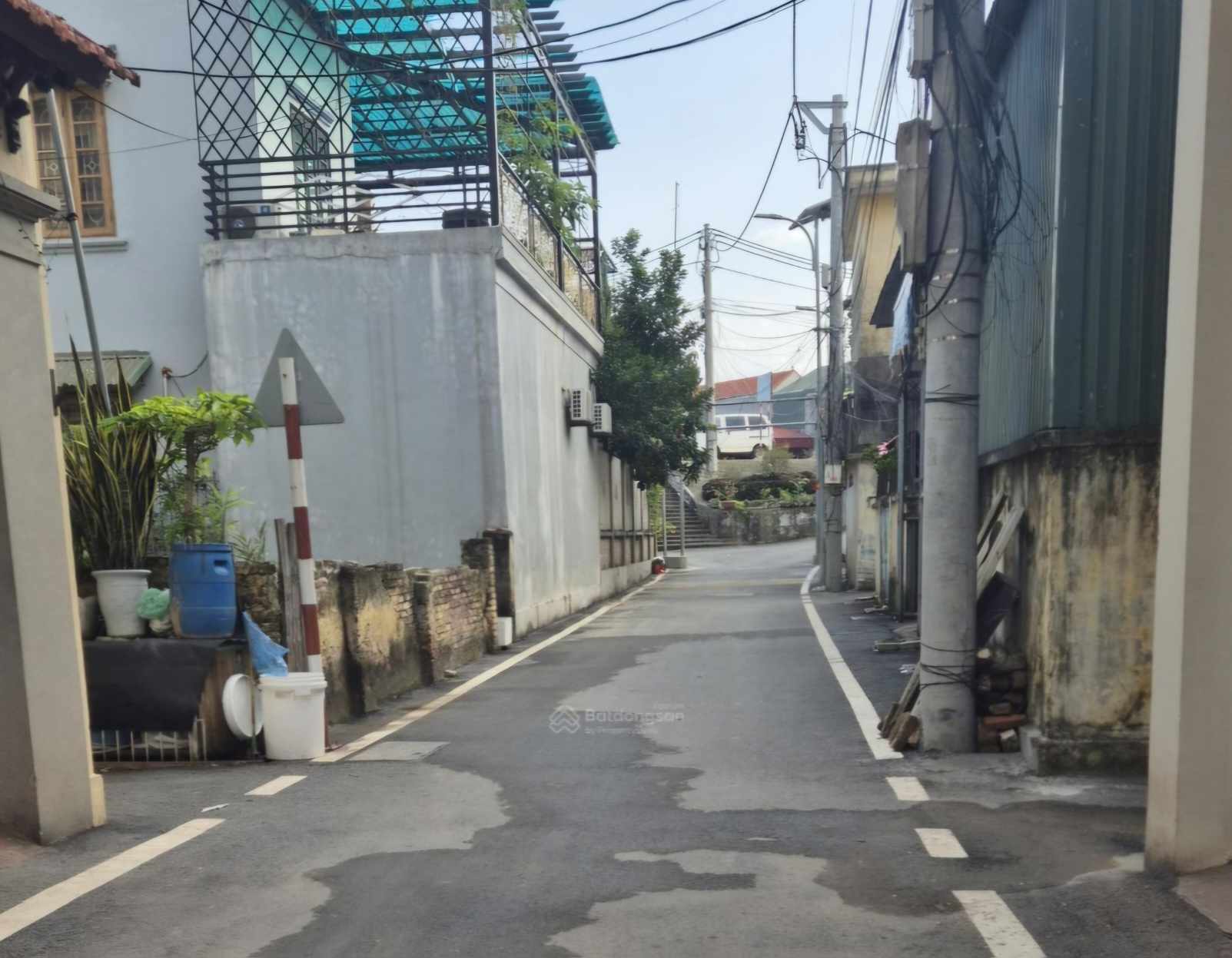 The land segment in the suburbs of Hanoi is being sold at high prices. Photo: Thu Giang