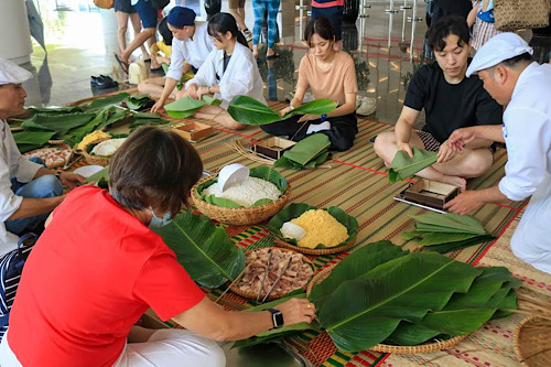 International tourists experience Vietnamese Tet at Alma Resort Cam Ranh (Khanh Hoa). Photo: Anh Tuan