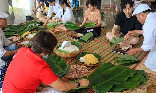 Du khách quốc tế cùng trải nghiệm Tết Việt ở Alma Resort Cam Ranh (Khánh Hòa). Ảnh: Anh Tuấn