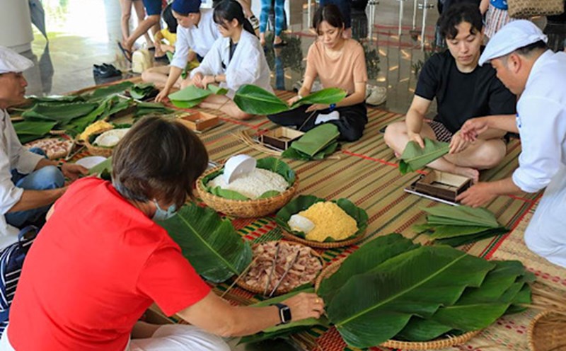 International tourists experience Vietnamese Tet at Alma Resort Cam Ranh (Khanh Hoa). Photo: Anh Tuan