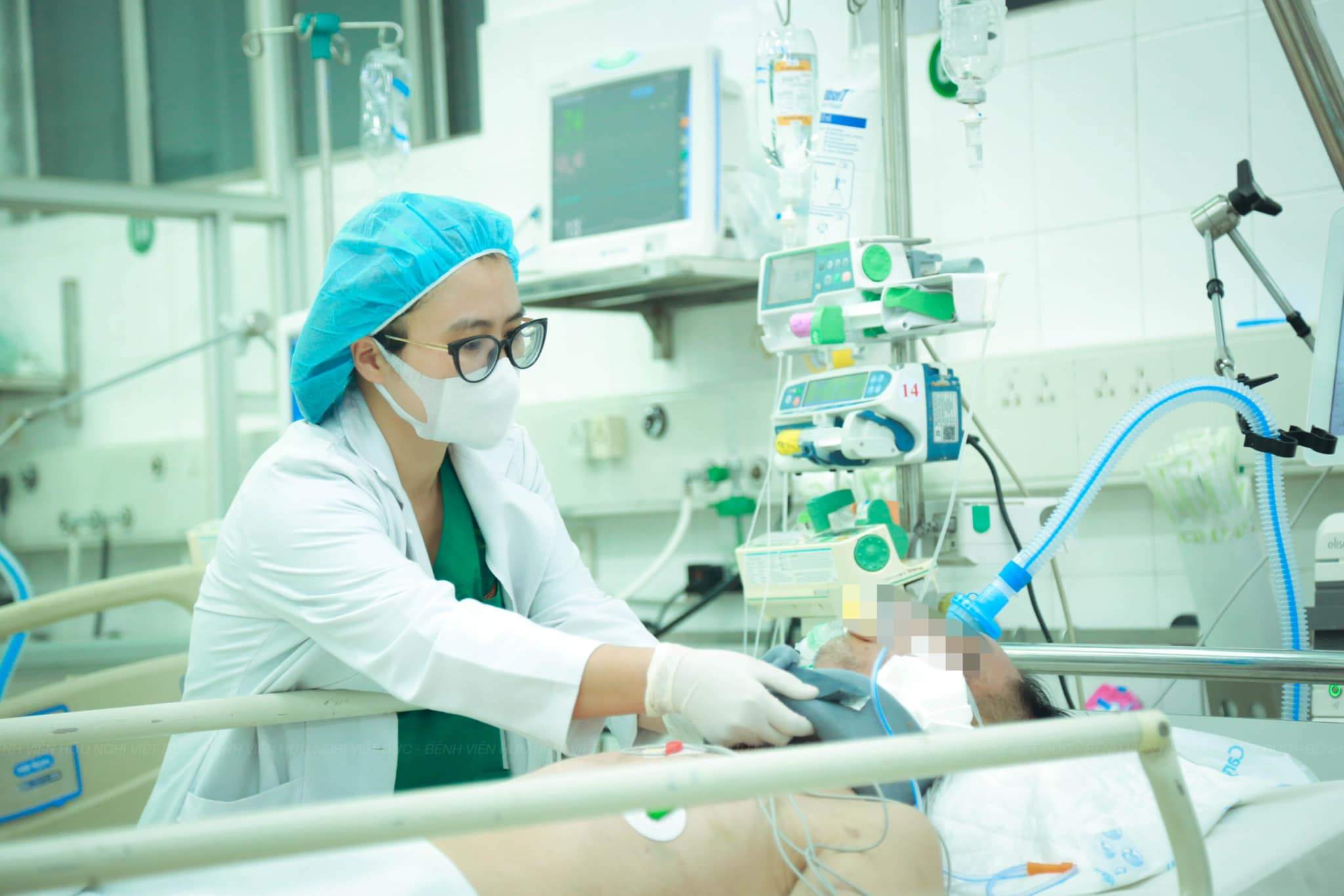 During the 7 days of Tet, medical facilities recorded nearly 600 cases of digestive disorders, poisoning from homemade food, and alcohol intoxication. In the photo is a doctor taking care of a patient during the 2025 Lunar New Year. Photo: BVCC