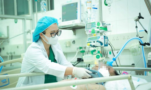 7 ngày Tết, các cơ sở y tế ghi nhận gần 600 ca rối loạn tiêu hóa, ngộ độc thức ăn tự chế biến, say bia rượu. Trong ảnh là một bác sĩ chăm sóc cho bệnh nhân trong những ngày Tết Nguyên đán 2025. Ảnh: BVCC