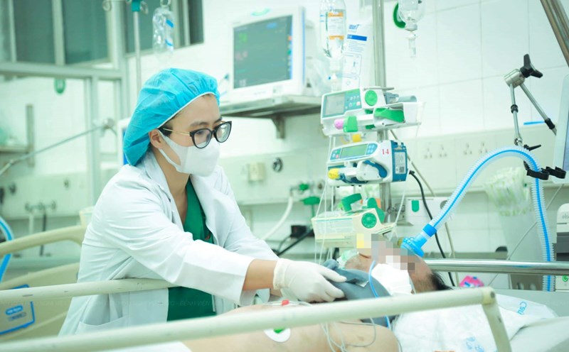 During the 7 days of Tet, medical facilities recorded nearly 600 cases of digestive disorders, poisoning from homemade food, and alcohol intoxication. In the photo is a doctor taking care of a patient during the 2025 Lunar New Year. Photo: BVCC
