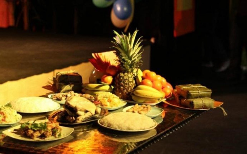 Offering tray for burning votive paper. Photo: Bich Ha