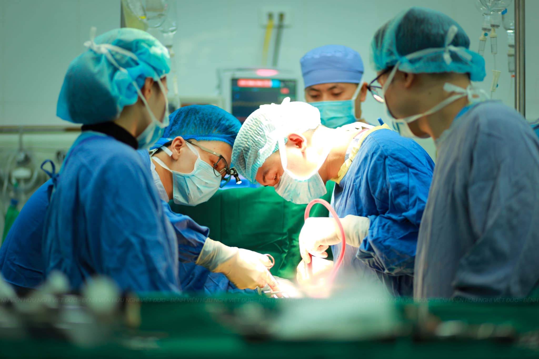 A doctor performs surgery on a patient in a traffic accident. Photo: BVCC