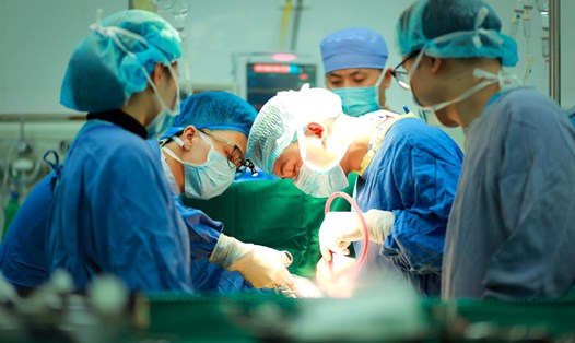 Bác sĩ phẫu thuật cho một bệnh nhân bị tai nạn giao thông. Ảnh: BVCC