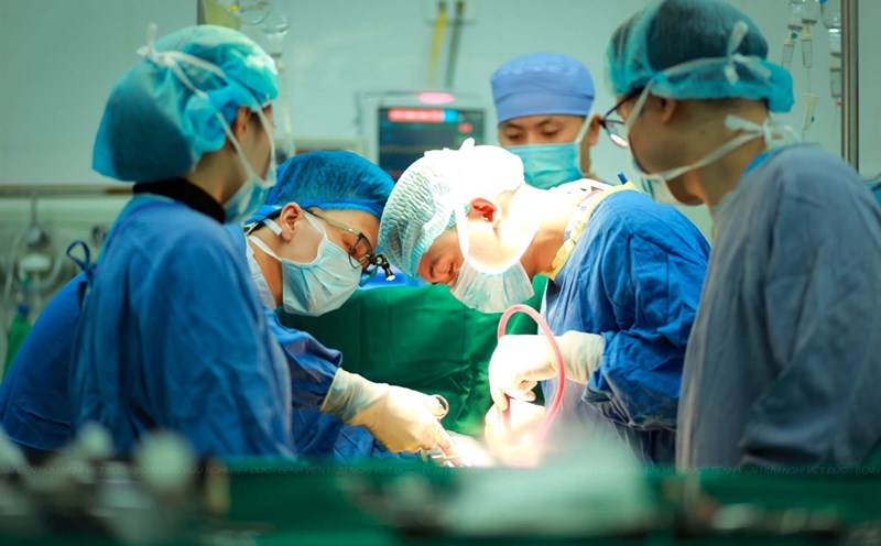 A doctor performs surgery on a patient in a traffic accident. Photo: BVCC