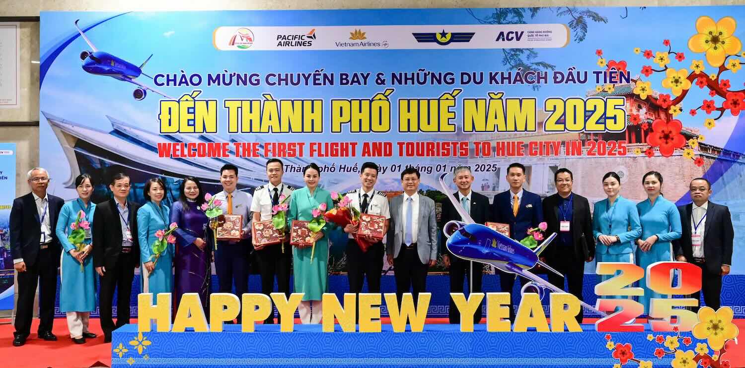 Nganh du lich to chuc don nhung du khach dau tien den Hue bang duong hang khong trong nam 2025. Anh: Hoai Tram.