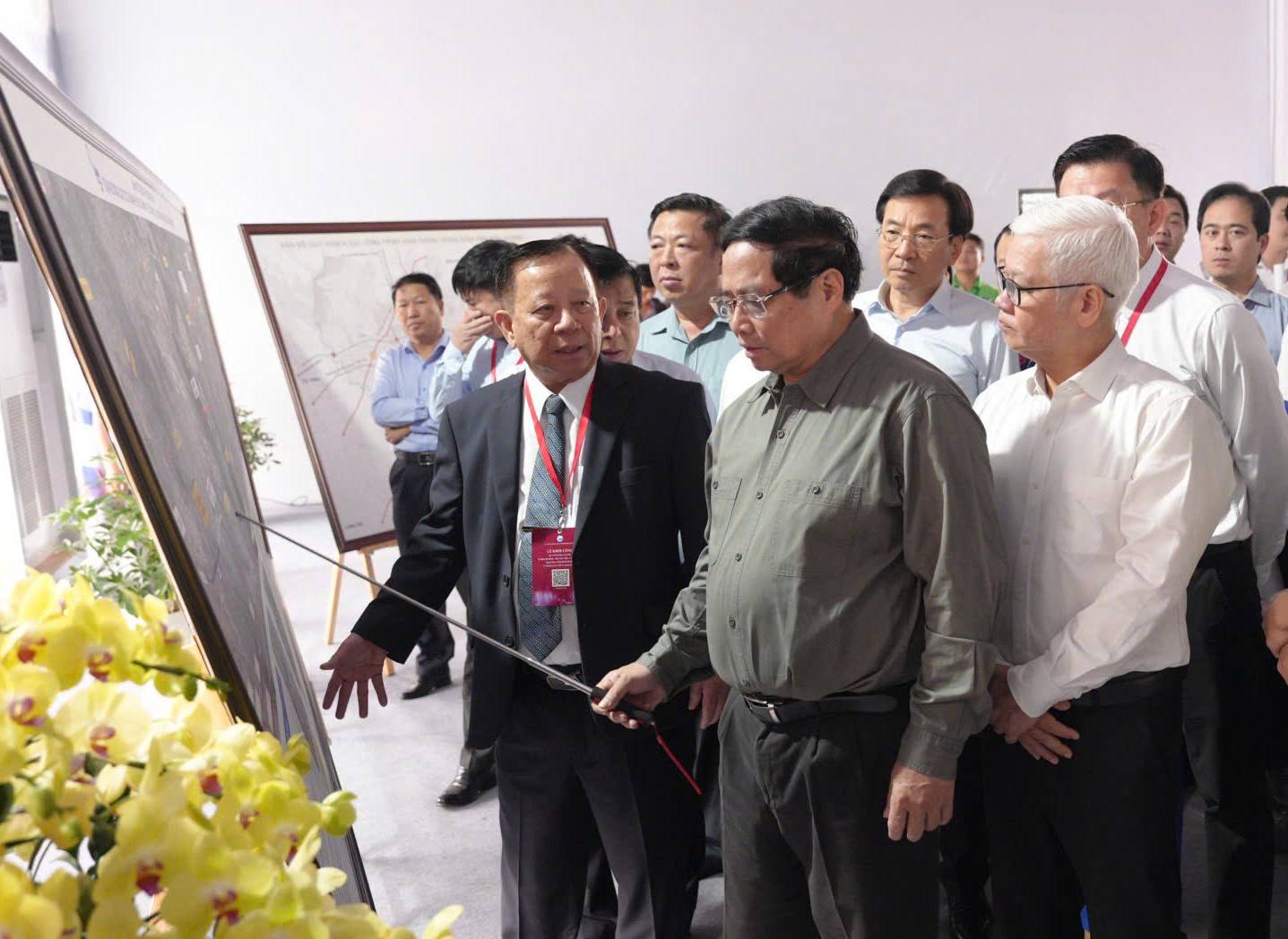 Prime Minister Pham Minh Chinh inspects the map of the Ho Chi Minh City - Thu Dau Mot - Chon Thanh expressway. Photo: Dinh Trong
