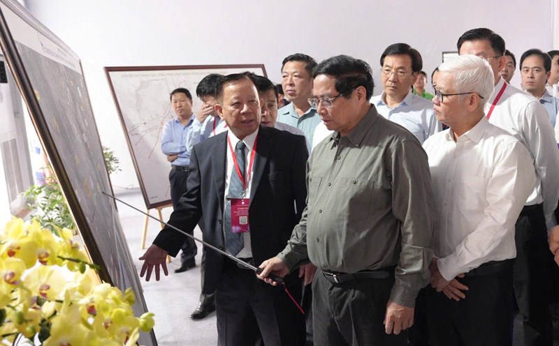 Prime Minister Pham Minh Chinh inspects the map of the Ho Chi Minh City - Thu Dau Mot - Chon Thanh expressway. Photo: Dinh Trong