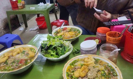 Phường Bách Khoa đang làm rõ có hay không hành vi "chặt chém" khi khách hàng phải trả 1,2 triệu đồng/3 bát bún riêu. Ảnh chụp màn hình