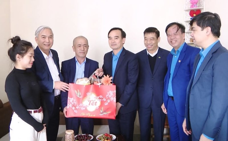 Leaders of TKV Group and Trade Union presented Tet gifts to workers. Photo: TKV Trade Union