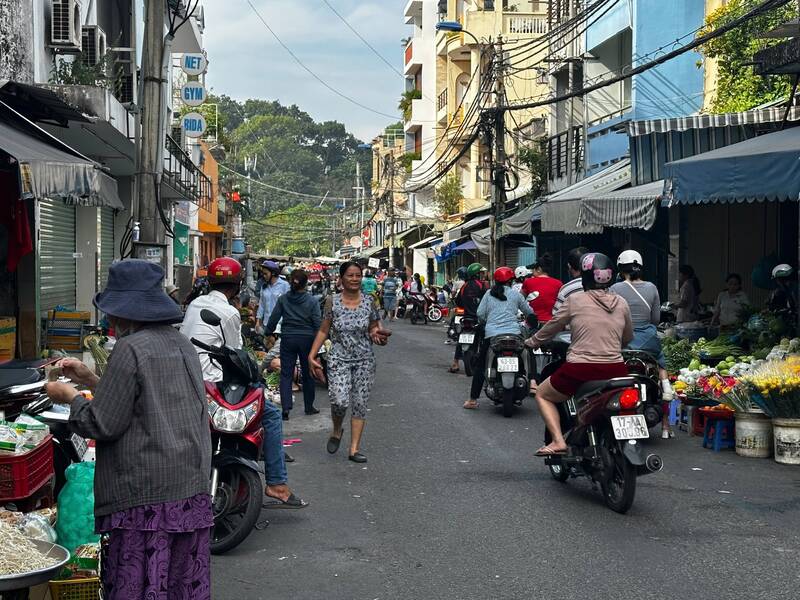 Cho truyen thong tai TPHCM day du hang hoa. Anh: Ngoc Le