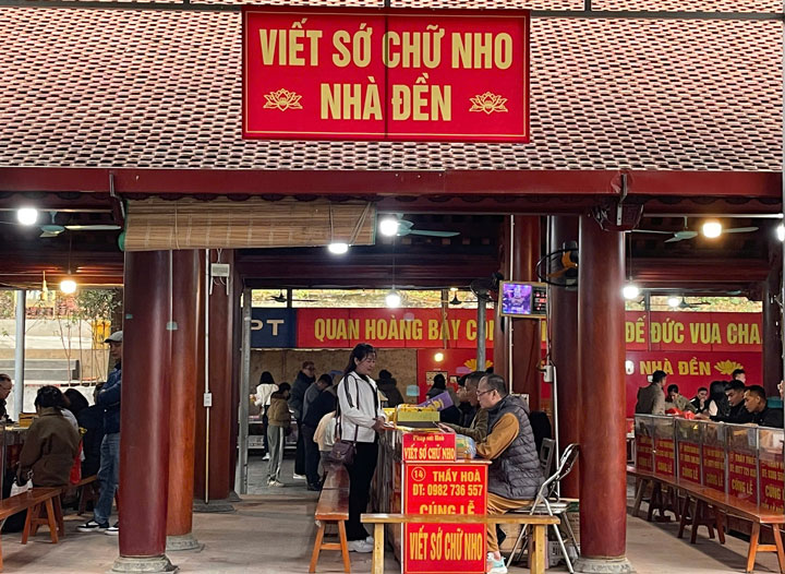 Khu vuc viet so chu nho luon nhon nhip nguoi ra vao