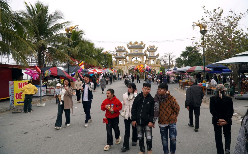 Theo ghi nhan cua PV Bao Lao Dong, trong nhung ngay dau nam moi, co rat dong nguoi dan, du khach da do ve chiem bai, van canh tai chua But, o xa Hoang Truong, huyen Hoang Hoa, tinh Thanh Hoa. Anh: Quach Du