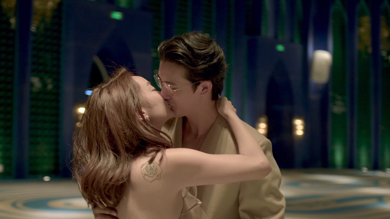 Kaity Nguyen kisses Tran Ngoc Vang. Photo: Producer.