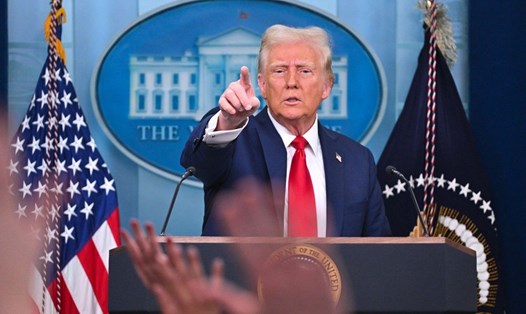 Tổng thống Mỹ Donald Trump tuyên bố áp thuế đối với hàng hóa Trung Quốc, Mexico và Canada. Ảnh: AFP
