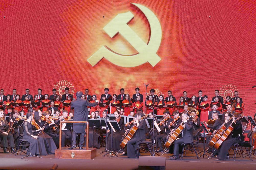 Our Party always identifies spirit and culture as the spiritual foundation of society, both the goal and the driving force of development. In the photo: An art program celebrating the 95th anniversary of the Party's founding.